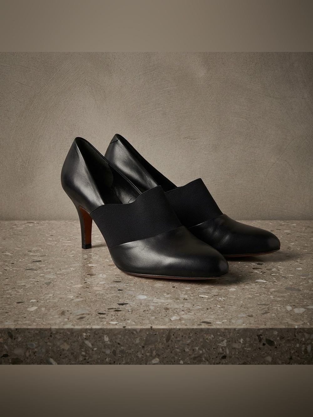 Arturo Chiang Black Leather Elastic-Band Pumps with Pointed Toe